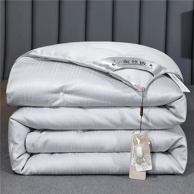 A colcha de seda amoreira é com recheio de seda 100% natural em todas as estações. É portátil, respirável e luxuoso